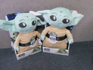 lot 190 image: 2 Star Wars Mandalorian Characters ...