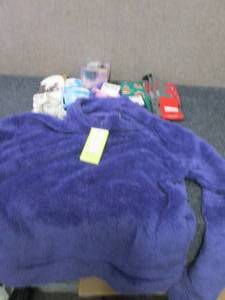 lot 199 image: XL Girls Fleece, Socks & Accessorie...