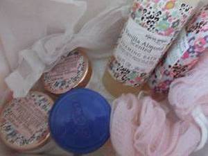 lot 201 image: Personal Gift Set...