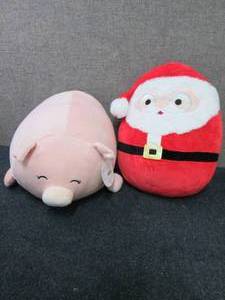 lot 221 image: 2 Squishmallows...