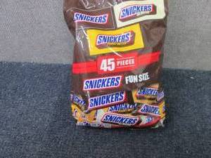 lot 356 image: 32.68 oz 45 ct Bag Snickers...