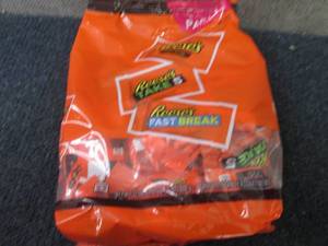 lot 362 image: 32.06 oz Bag Reeses Snack Size...