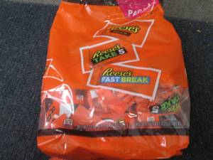lot 364 image: 32.06 oz Bag Reeses Snack Size...