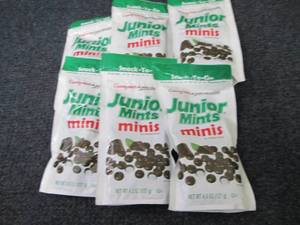 lot 450 image: 6- 4.5 oz Bags Junior Mints Minis...