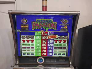 lot 1 image: Purple Passion REAL 5 CENT SLOT Machine with Stand