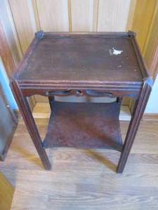 Vintage End table with simplistic yet elegant cuts and unique design