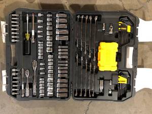 DEWALT 14 in. x 38 in. Drive Polished Chrome Mechanics Tool Set (142-Piece) Customer Returns See Pictures