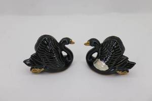 lot 2 image: Rosemeade Swans Salt & Pepper Shakers