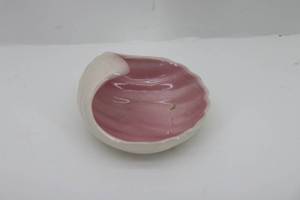 lot 17 image: Rosemeade Seashell Dish
