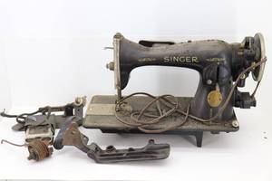 lot 76 image: Vintage Singer Sewing Machine