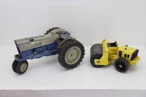 lot 121 image: Ford Tractor & Tonka Packer