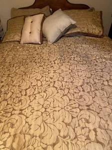 lot 4 image: Floral Bedspread-Two Matching Pillow Shams-Three Matching Decorative Pillows