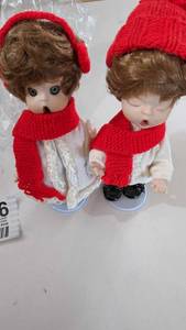 lot 76 image: Two Christmas Carolers-1990 & 1991 On A Stand