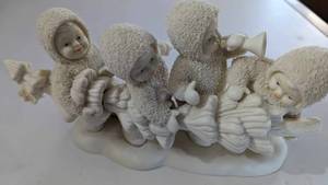 lot 90 image: Four Collectible Dolls On A Stand To Display-Made In Taiwan-Dept 56
