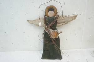 lot 338 image: Primitive Angel Decor