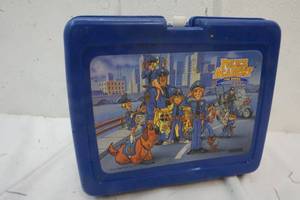 lot 2 image: Vintage Plastic Lunch Box