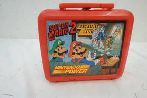 lot 3 image: Vintage Plastic Lunch Box