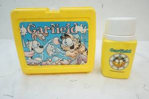 lot 4 image: Vintage Plastic Lunch Box