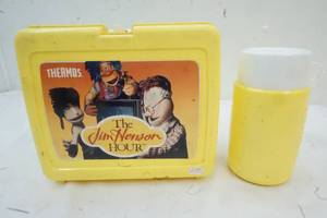 lot 5 image: Vintage Plastic Lunch Box