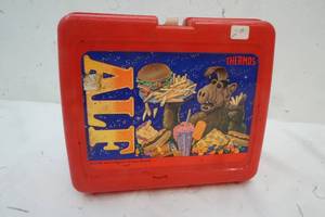 lot 6 image: Vintage Plastic Lunch Box