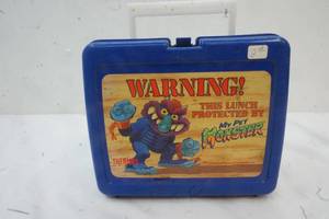 lot 7 image: Vintage Plastic Lunch Box