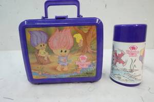 lot 9 image: Vintage Plastic Lunch Box