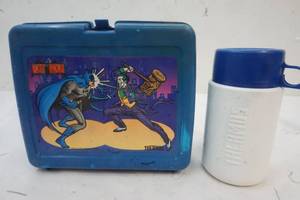 lot 10 image: Vintage Plastic Lunch Box