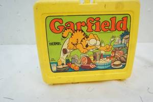 lot 11 image: Vintage Plastic Lunch Box