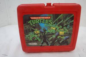lot 12 image: Vintage Plastic Lunch Box