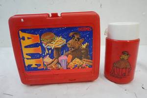 lot 19 image: Vintage Plastic Lunch Box