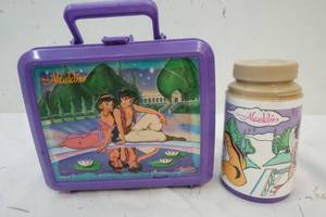 lot 22 image: Vintage Plastic Lunch Box