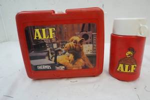 lot 24 image: Vintage Plastic Lunch Box