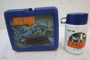 lot 34 image: Vintage Plastic Lunch Box
