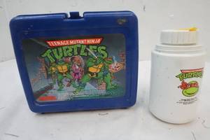 lot 36 image: Vintage Plastic Lunch Box