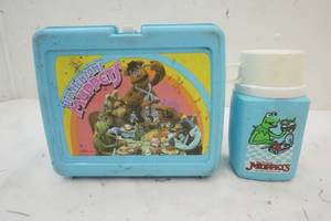 lot 41 image: Vintage Plastic Lunch Box