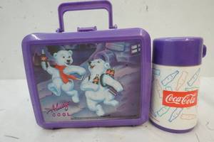lot 43 image: Vintage Plastic Lunch Box