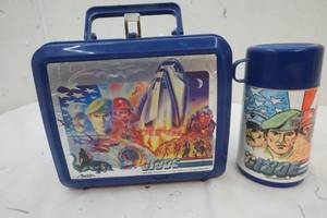 lot 44 image: Vintage Plastic Lunch Box