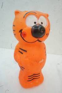 lot 62 image: Vintage Plastic Garfield  Coin Bank
