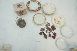lot 76 image: Home Decor
