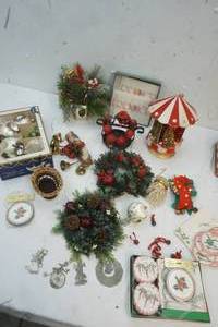 lot 89 image: Christmas Decor