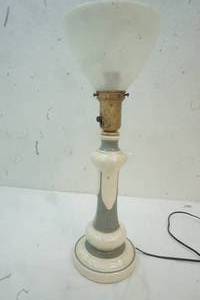 lot 105 image: Vintage table Lamp