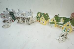 lot 119 image: The Original Snow Village Hand Painted
