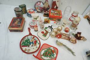 lot 140 image: Christmas Decor