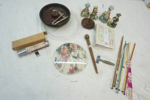 lot 141 image: Variety of Vintage house Items