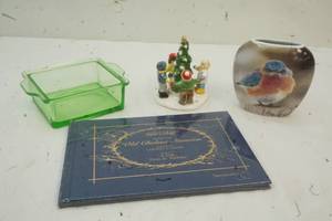 lot 384 image: Holiday decor