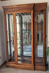 lot 5 image: Gorgeous Glass Front Display Cabinet