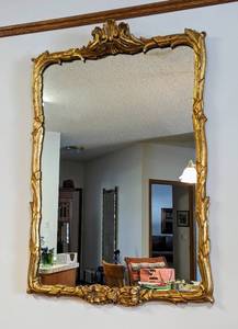 lot 8 image: Large Ornate Vintage Gold Wall Mirror