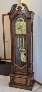 lot 3 image: Classic Howard Miller Grandfather Clock