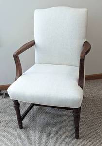 lot 14 image: Lovely Vintage Cream Upholstered Armchair