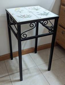lot 20 image: Pretty Tile Topped Accent Table